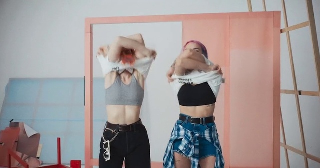 Video Reference: Shorts, Stomach, Knee, Textile, Waist, Sleeve, Thigh, Denim, Trunk, Sportswear