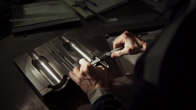 Video Reference: Hand, Automotive lighting, Automotive design, Gesture, Revolver, Finger, Personal luxury car, Bumper, Automotive exterior, Gas