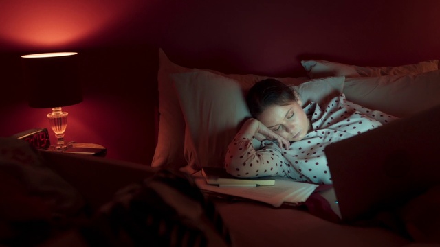 Video Reference: Comfort, Mouth, Lighting, Textile, Flash photography, Lamp, Pillow, Pink, Finger, Bed