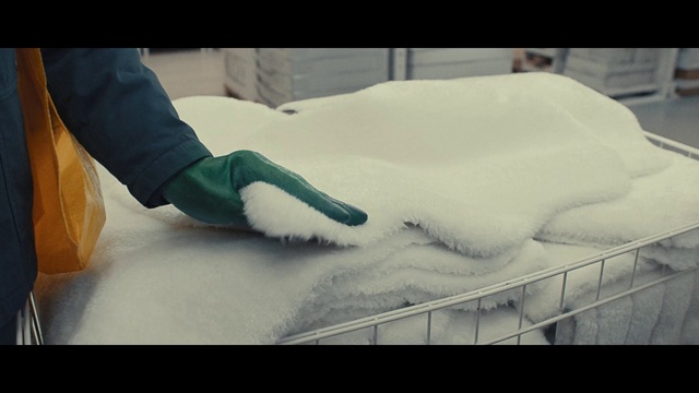 Video Reference: Cloud, Glove, Safety glove, Mammal, Gesture, Snow, Art, Knee, Slope, Fence