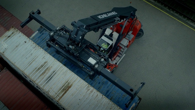 Video Reference: Asphalt, Automotive wheel system, Engineering, Composite material, Automotive tire, Machine, Auto part, Tire, Wood, Automotive exterior