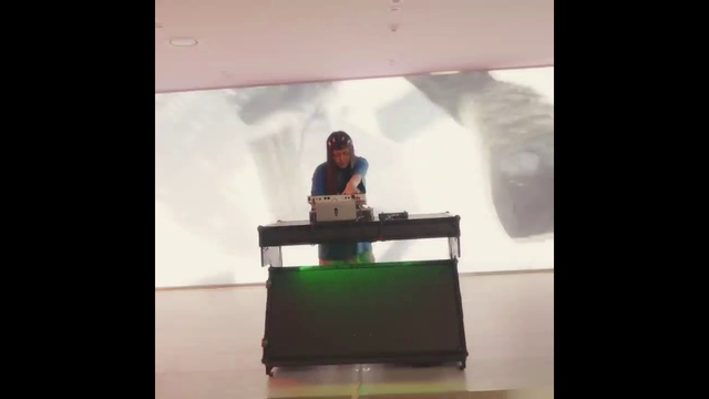 Video Reference: Rectangle, Event, Display device, Projection screen, Stage equipment, Font, Presentation, Public speaking, Flooring, Multimedia