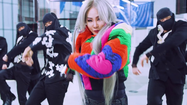 Video Reference: Purple, Glove, Street fashion, Gesture, Interaction, Happy, Jacket, Luggage and bags, Event, Crowd