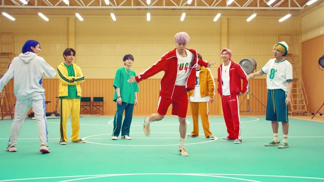 Video Reference: Sports uniform, Shorts, Active shorts, Sports equipment, Player, Sports, Playing sports, Leisure, Fun, Competition event