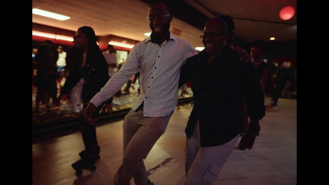 Video Reference: Purple, Entertainment, Flash photography, Performing arts, Fun, Leisure, Event, Fashion design, Roller skating, Roller skates