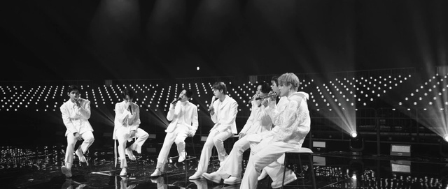 Video Reference: Flash photography, Black-and-white, Style, Entertainment, Performing arts, Tie, Music, Event, Chair, Monochrome photography