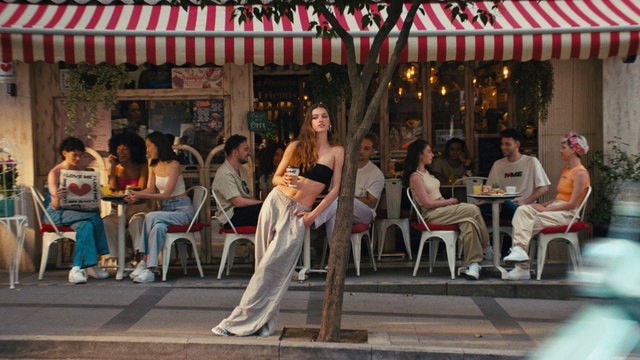 Video Reference: Clothing, Leg, Chair, Leisure, Public space, Crowd, Entertainment, Fun, Musician, Event