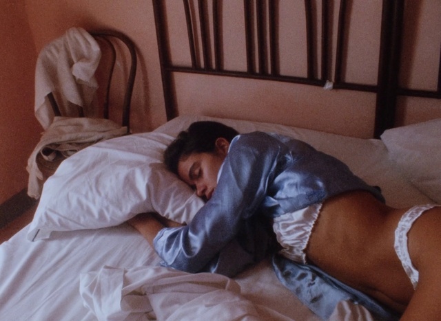 Video Reference: Furniture, Comfort, Textile, Mammal, Thigh, Bed, Knee, Linens, Wood, Human leg