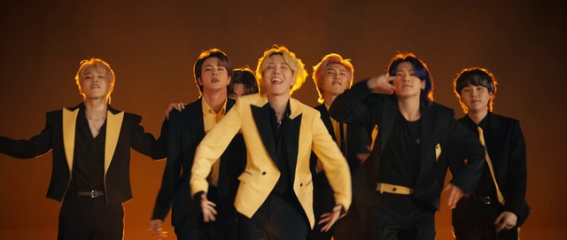 Video Reference: Gesture, Smile, Performing arts, Hat, Entertainment, Blazer, Fun, Event, Fashion design, Formal wear