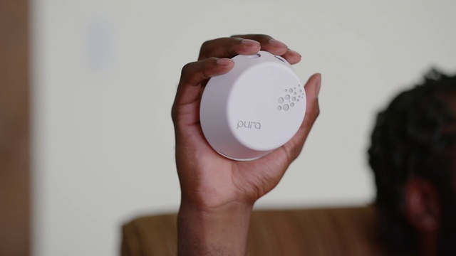 Video Reference: Hand, Human body, Gesture, Finger, Thumb, Nail, Audio equipment, Circle, Font, Gadget