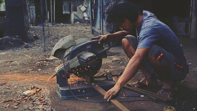 Video Reference: Saw, Abrasive saw, Miter saw, Circular saw, Automotive tire, Concrete saw, Automotive lighting, Helmet, Motor vehicle, Tool