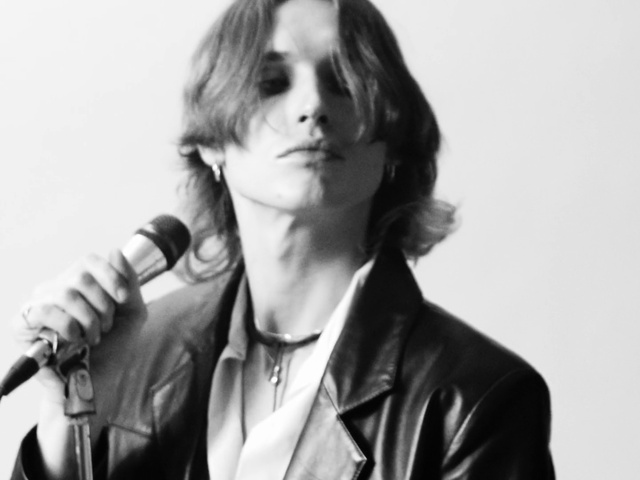 Video Reference: Hair, Microphone, Outerwear, White, Black, Sleeve, Gesture, Style, Black-and-white, Flash photography