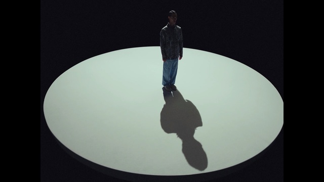 Video Reference: Jeans, Sleeve, Gesture, Blazer, Event, Formal wear, Circle, Flash photography, Entertainment, Denim