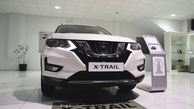 Video Reference: Automotive parking light, Tire, Wheel, Car, Vehicle, Grille, Flowerpot, Hood, Automotive tire, Automotive lighting