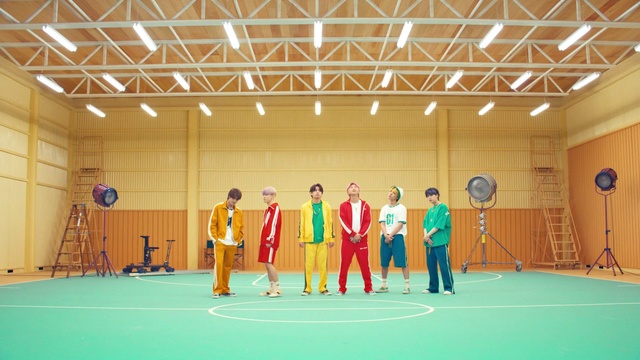 Video Reference: Active shorts, Field house, Player, Basketball hoop, Sports equipment, Sports uniform, Ball game, Leisure, Sports, Team sport