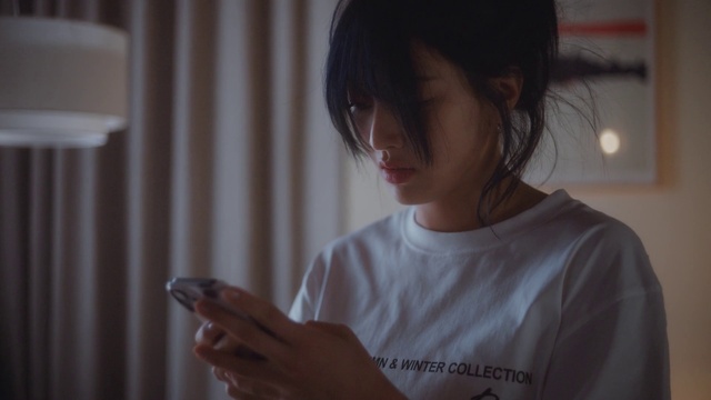 Video Reference: Hand, Flash photography, Eyelash, Neck, Sleeve, Gesture, T-shirt, Bangs, Thumb, Elbow