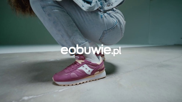 Video Reference: Shoe, Leg, Dress, Gesture, Grey, Knee, Thigh, Sportswear, Walking shoe, Human leg