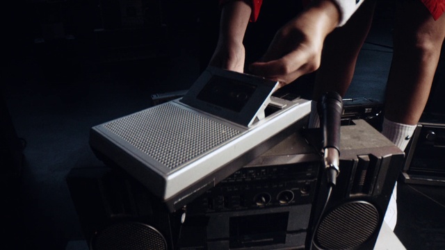 Video Reference: Output device, Netbook, Electronic instrument, Automotive design, Office equipment, Gadget, Audio equipment, Typing, Flash photography, Musical instrument accessory