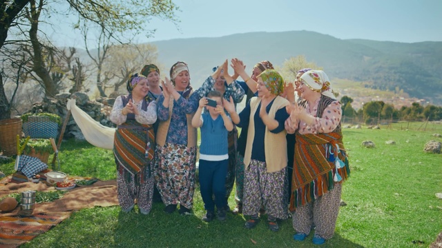 Video Reference: Sky, Plant, Mountain, Green, People in nature, Tree, Grass, Leisure, Fun, Natural landscape