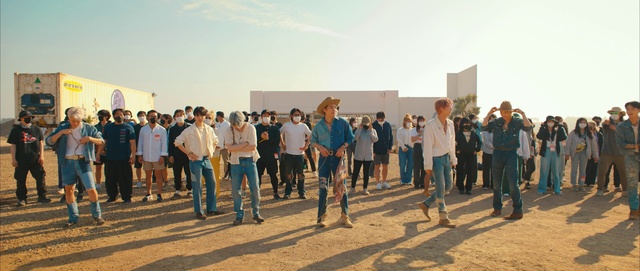 Video Reference: Footwear, Trousers, Jeans, Sky, Ecoregion, Landscape, Leisure, Event, City, Crowd