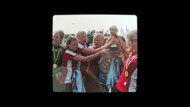 Video Reference: Flash photography, Gesture, Television set, Font, Display device, Projection screen, Electronic device, Magenta, Event, Fun