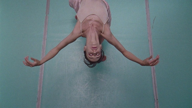 Video Reference: Leg, Shorts, Human body, Knee, Gesture, Elbow, Barefoot, Entertainment, Thigh, Performing arts