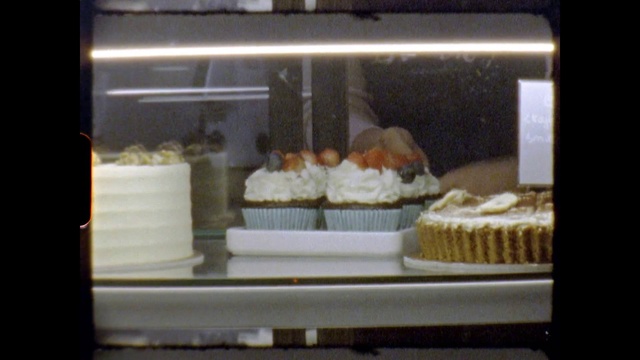 Video Reference: Food, Cake decorating, Tableware, Cake, Ingredient, Recipe, Plate, Baking cup, Cuisine, Dishware