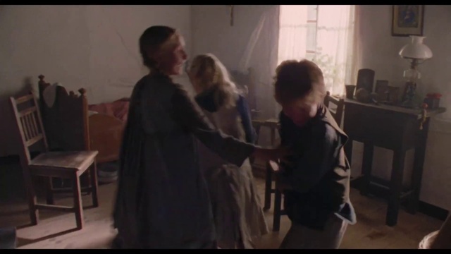 Video Reference: Gesture, Flash photography, Fun, Event, Darkness, Fashion design, Conversation, Sitting, Room, Visual arts