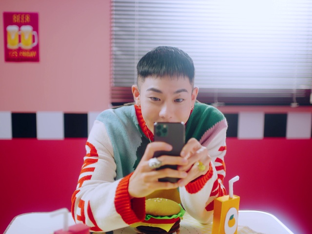 Video Reference: Toy, Event, Tableware, Leisure, Happy, Carmine, Recreation, Sitting, Room, Nail