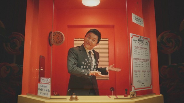 Video Reference: Orange, Blazer, Font, Spokesperson, Microphone, Event, Public speaking, Suit, Audio equipment, Speech