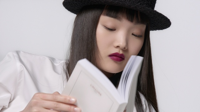 Video Reference: Nose, Lip, Eyebrow, Eyelash, Neck, Hat, Fedora, Flash photography, Cap, Headgear