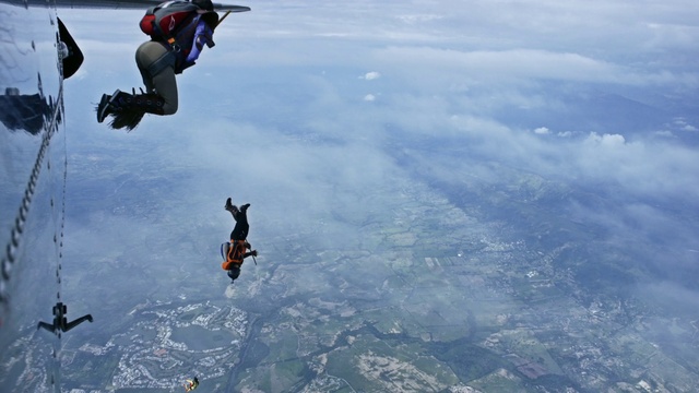 Video Reference: Cloud, Water, Parachuting, Recreation, Windsports, Sports, Leisure, Tandem skydiving, Stunt performer, Air sports