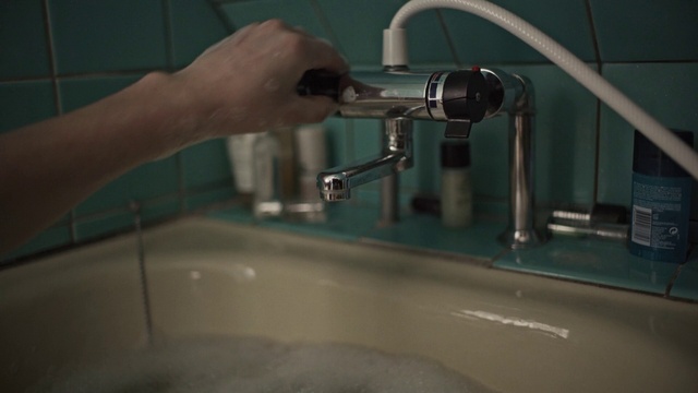 Video Reference: Hand, Tap, Plumbing fixture, Sink, Fluid, Household hardware, Bathroom, Kitchen sink, Plumbing, Gas