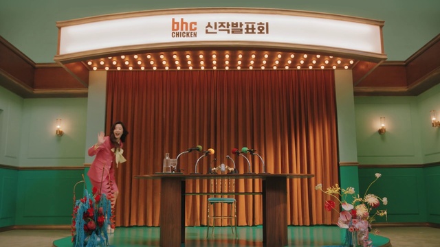 Video Reference: Light, Green, Textile, Entertainment, Lighting, Interior design, Decoration, Red, Performing arts, Stage