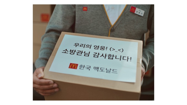 Video Reference: Sleeve, Gesture, Collar, Font, Dress shirt, T-shirt, Button, Denim, Carmine, Brand