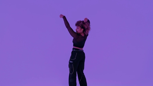Video Reference: Purple, Gesture, Flash photography, Violet, Happy, Performing arts, Knee, Magenta, Electric blue, Waist