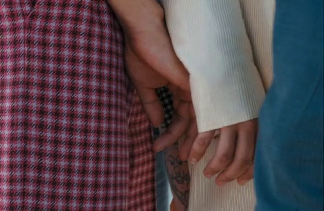 Video Reference: Joint, Hand, Arm, Tartan, Dress, Textile, Fashion, Sleeve, Gesture, Finger