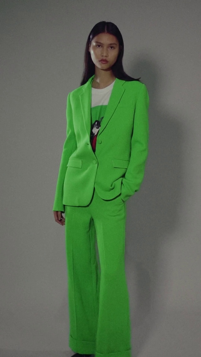 Video Reference: Hair, Head, Sleeve, Waist, Collar, Fashion design, Blazer, Formal wear, Workwear, Electric blue