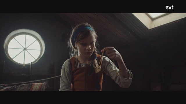 Video Reference: Flash photography, Entertainment, Darkness, Font, Movie, Circle, Midnight, Sitting, Room, Fun