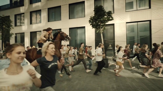 Video Reference: Window, Building, City, Fun, Event, Leisure, Human settlement, Pedestrian, Road, Crowd