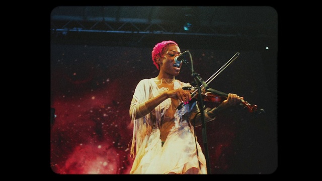 Video Reference: Microphone, Guitar accessory, Entertainment, String instrument accessory, Musician, String instrument, Plucked string instruments, Music artist, Performing arts, Artist