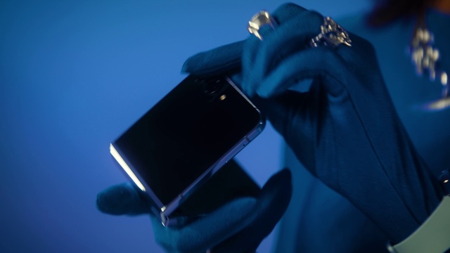 Video Reference: Hand, Blue, Netbook, Purple, Sleeve, Flash photography, Gesture, Gadget, Communication Device, Electric blue