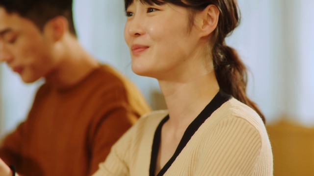 Video Reference: Forehead, Chin, Hairstyle, Facial expression, Ear, Jaw, Eyelash, Gesture, Smile, Street fashion