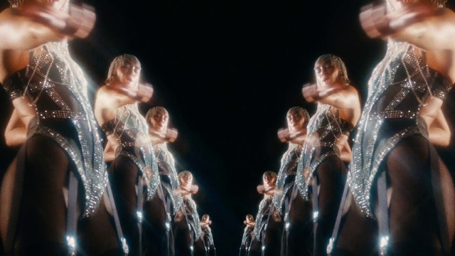 Video Reference: Hand, Musician, Human body, Entertainment, Microphone, Music artist, Performing arts, Music, Artist, Stage