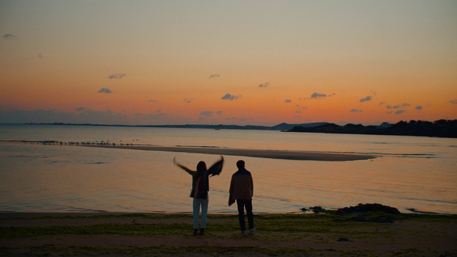 Video Reference: Water, Sky, Cloud, Beach, People in nature, Sunlight, Gesture, Coastal and oceanic landforms, Lake, Happy