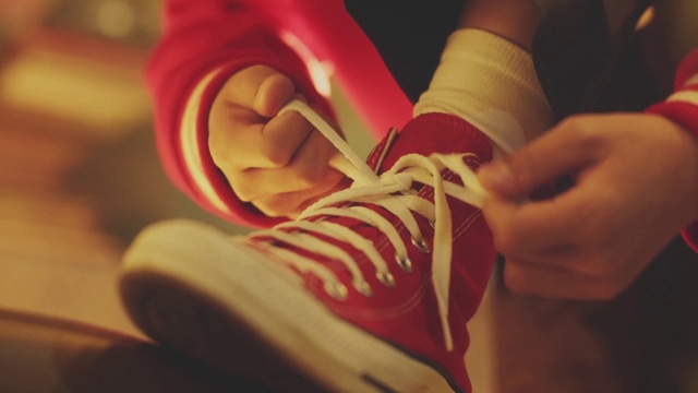 Video Reference: Leg, Walking shoe, Sportswear, Comfort, Thumb, Foot, Knee, Human leg, Nail, Athletic shoe