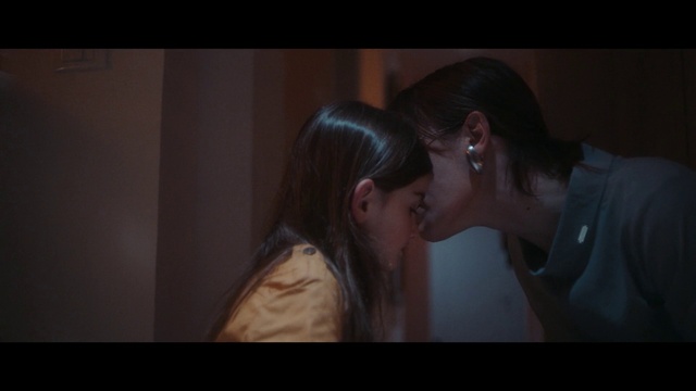 Video Reference: Nose, Cheek, Eyelash, Flash photography, Ear, Jaw, Neck, Gesture, Happy, Event