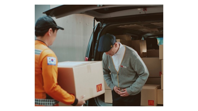 Video Reference: Shirt, Gesture, Cap, Baseball cap, Vehicle, Motor vehicle, Workwear, Vehicle door, T-shirt, Machine