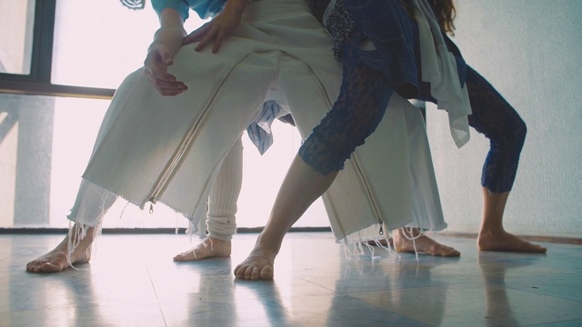 Video Reference: Joint, Shoe, Leg, Human body, Gesture, Thigh, Flooring, Floor, Knee, Street fashion