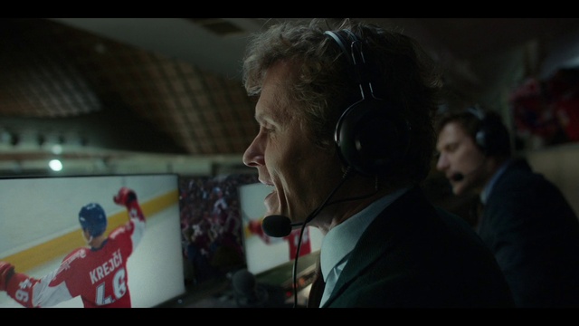 Video Reference: Microphone, Flash photography, Hearing, Audio equipment, Gadget, Fun, Event, Suit, Spokesperson, White-collar worker